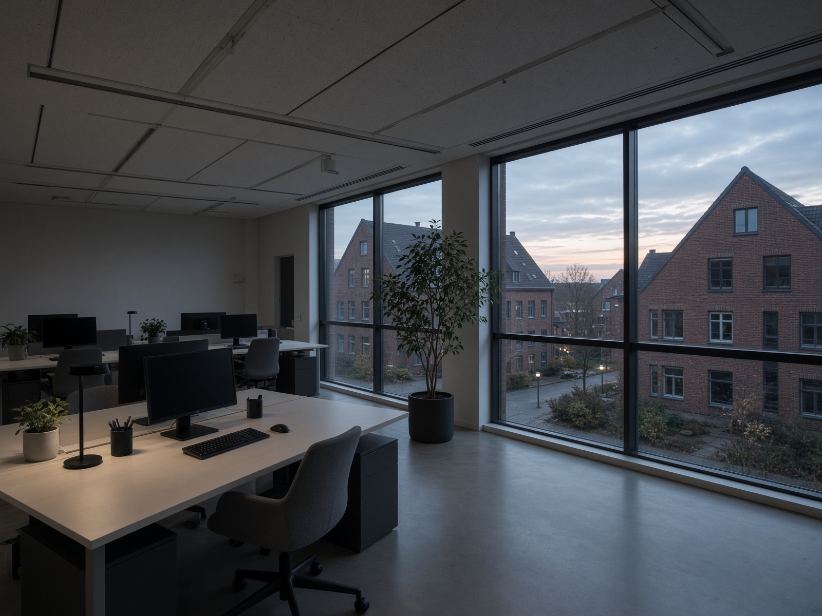 Aufgeräumtes Büro am Abend nach der Reinigung